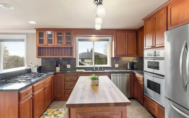 Renton Lakeside Oasis, Lakeview, 4B 2.5B, Spacious