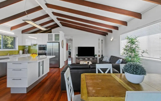 Ivy Street 7, Dicky Beach