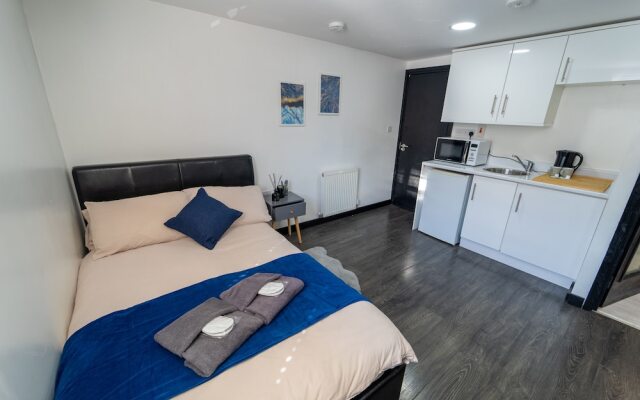 44 North Road Studios Near QE and UOB