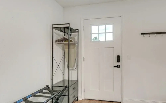 Stylish Lakeland Studio w/ Workspace
