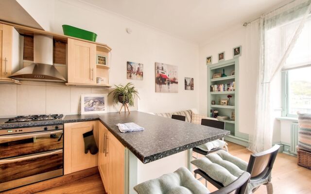 Cosy 2BR Home, 5 Minutes From Edinburgh Waverley!