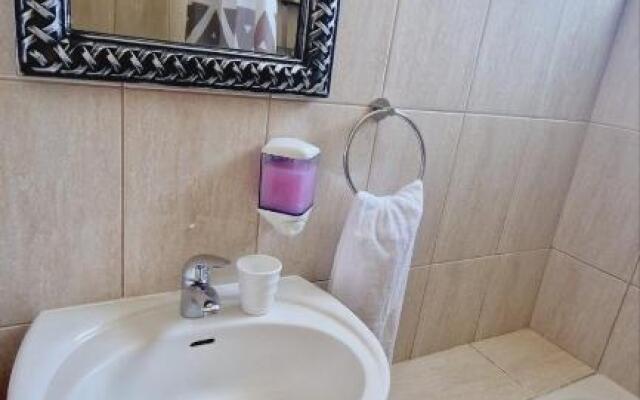 Sea view one bed apartment with pool in Peyia B7