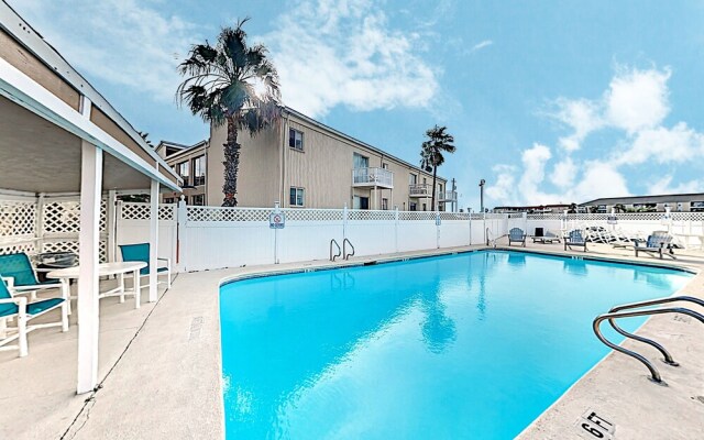 Canal-front Corner W/ Pools - Near The Beach! 1 Bedroom Condo