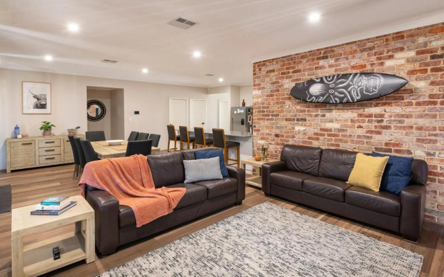 The Links - fairway views, walk to town, air-con