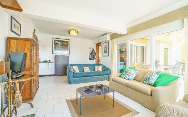 Seafront Condo & Big Terrace