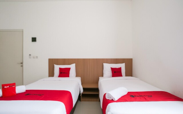 RedDoorz Syariah near Lapangan Pancasila Simpang Lima
