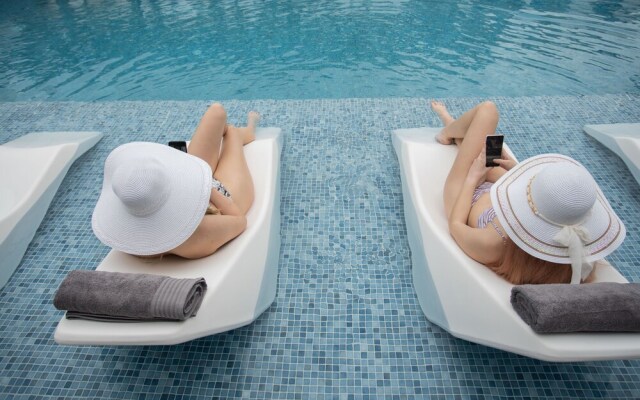 Aeonian Luxury Suites