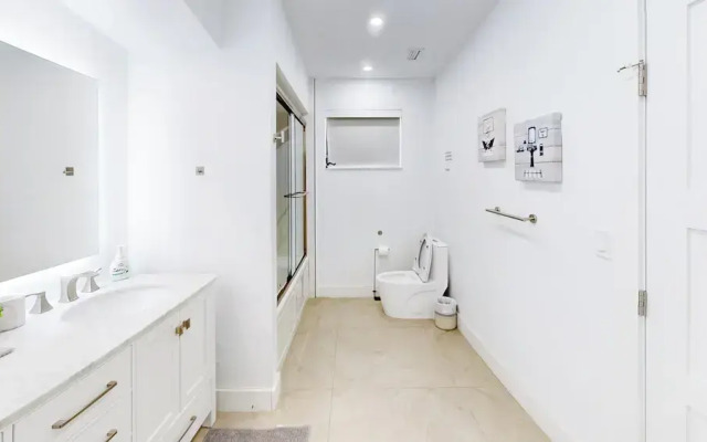 Villa Shapira 6BR Designer Home w Pool