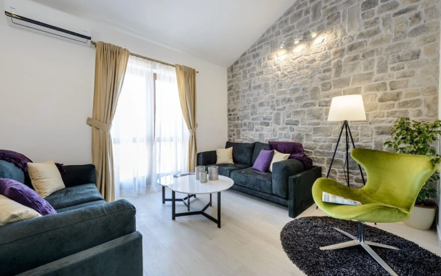 Stylish Home With Private Heated Pool Basketball Court