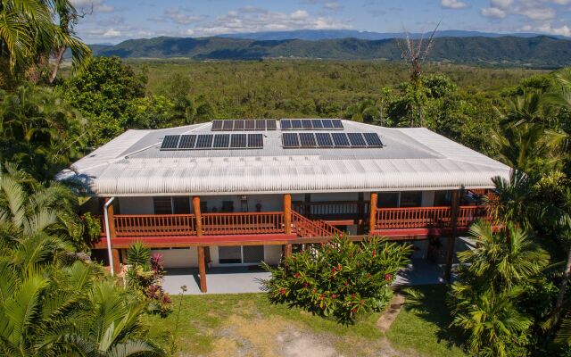 Daintree Manor Bed & Breakfast