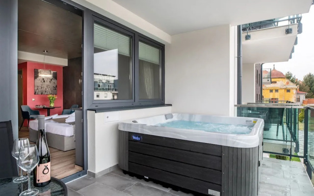 Onyx Luxury