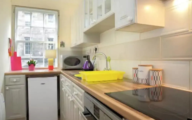 JOIVY Stylish Castle View Apartment