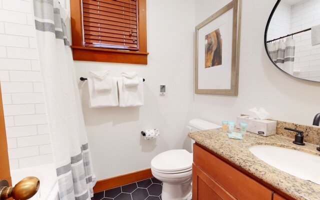 Timbers 6 Updated and Pet-Friendly, Private Jacuzzi, Private Garage by RedAwning