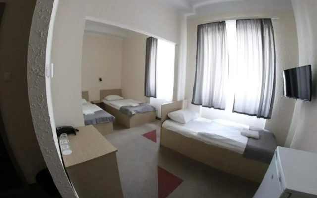 FREE PARKING, FREE BREAKFAST, only 15 minutes to City Center