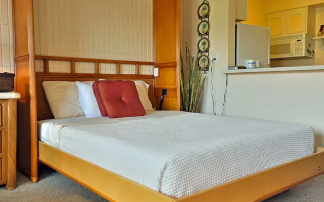 Lahaina Shores #522 Studio Bedroom Condo by RedAwning