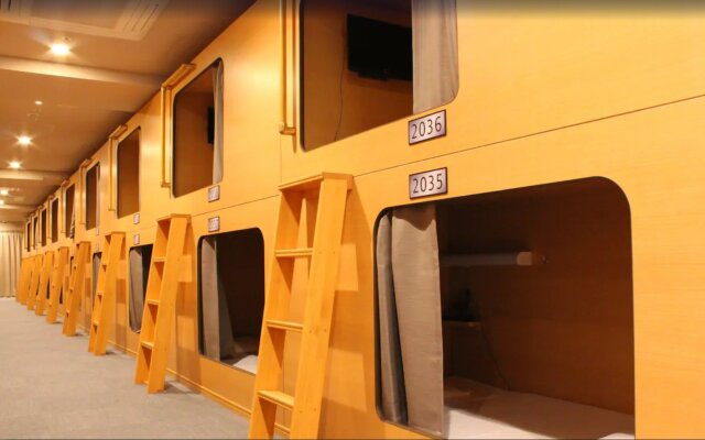 Nikoh Capsule Hotel Refre - Hostel - Caters to Men