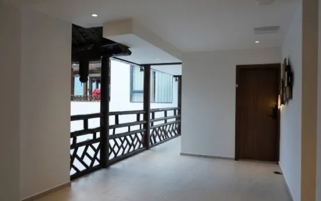 Wangcun Caotang Inn (Furong Town Waterfall)