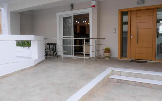Garden Apartment next to the Mall -Private Parking