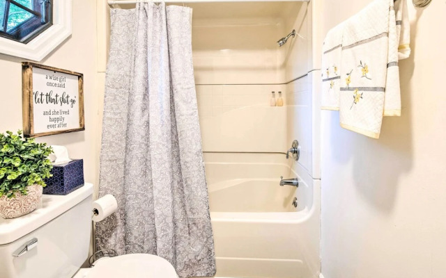 Poconos House w/ Large Deck, Gas Grill & Fire Pit!