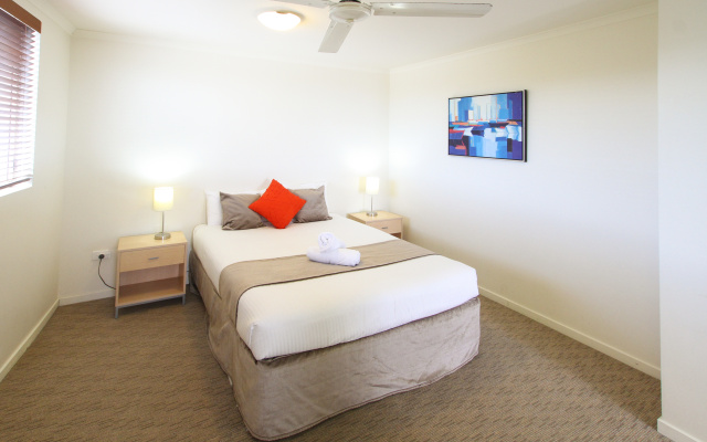 Caloundra Central Apartment Hotel – Guest Rooms – Battery Hill
