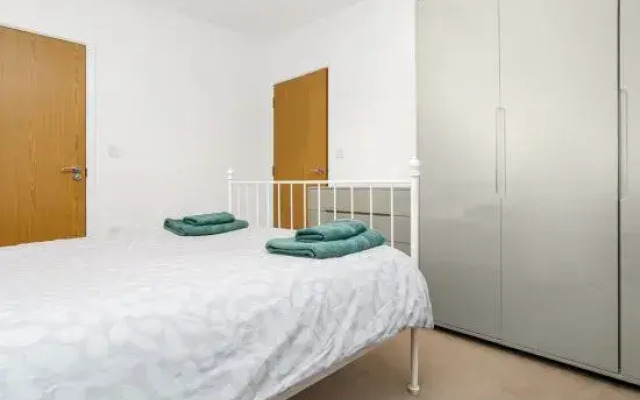 Charming 2 Bedroom Flat in Bromley By Bow
