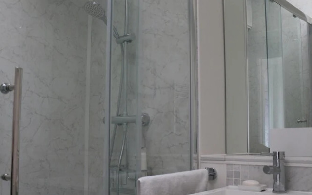 Stunning Clifton Flat in Amazing Central Location