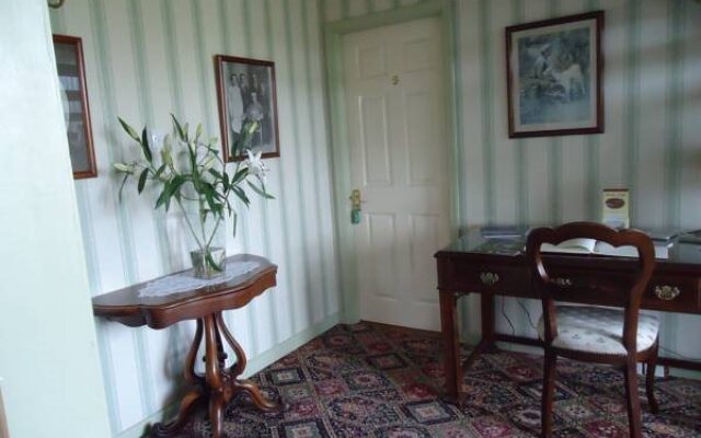 Heather Lodge Country House