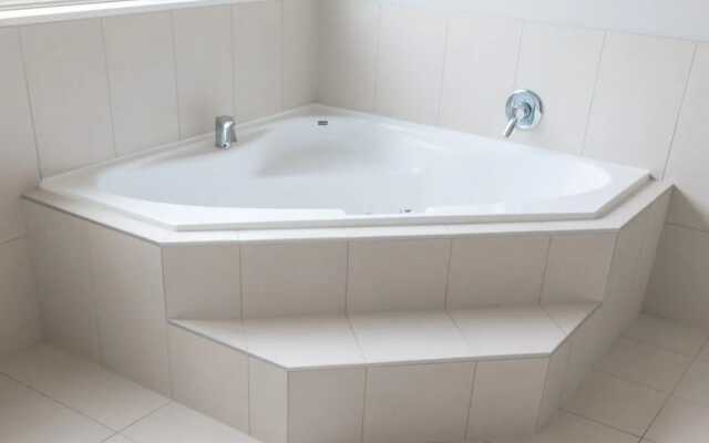 Elegant 6 Bedroom Home in East Auckland