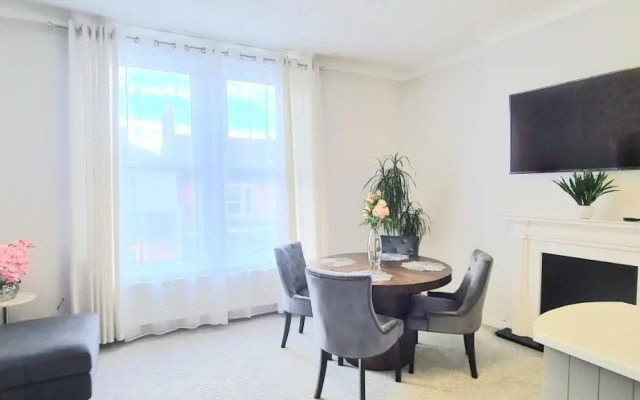 Spacious 3 bedroom flat near the sea