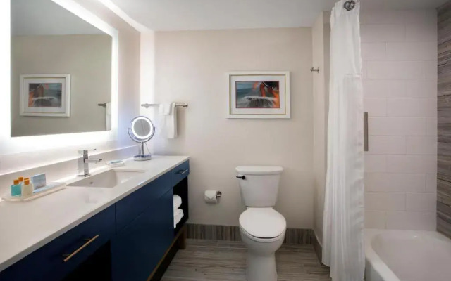 Fenwick Shores, Tapestry Collection by Hilton