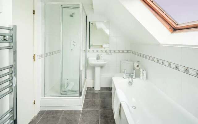 Beautiful 2bed House 6mins to Tube 2mins to Thames