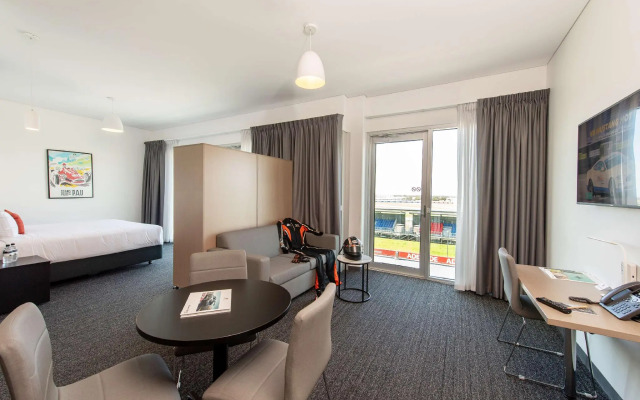 Rydges Pit Lane Hotel