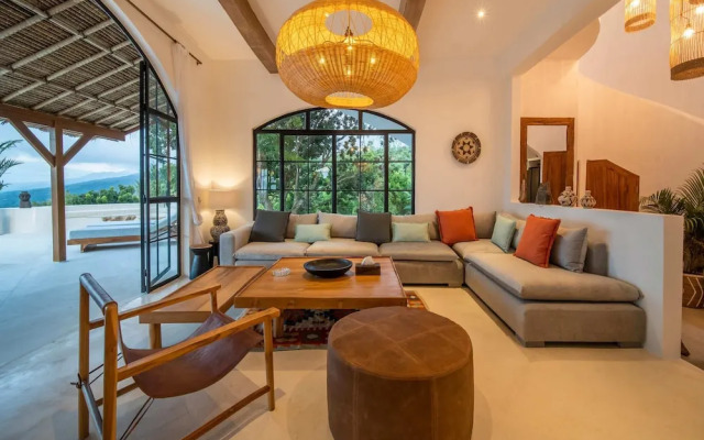 NEW ! Stunning 4BR Jungle View Villa in Lovina