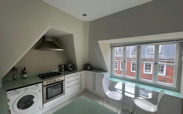 Modern Top Floor 2BD Flat - Kensington