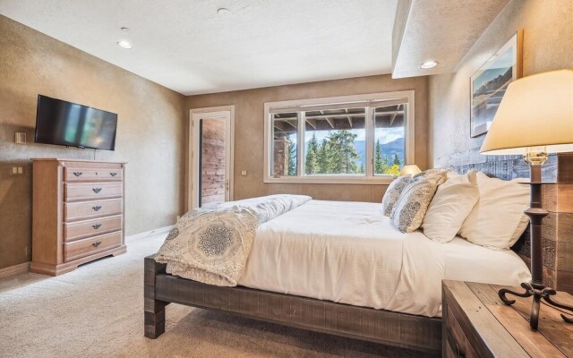 Rounds Retreat 4 Bedroom Home by RedAwning