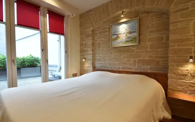 Cozy Apartment in Honfleur with a Private Garden