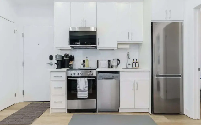Elegant Suite—Near Kensington Market, Sleeps 8