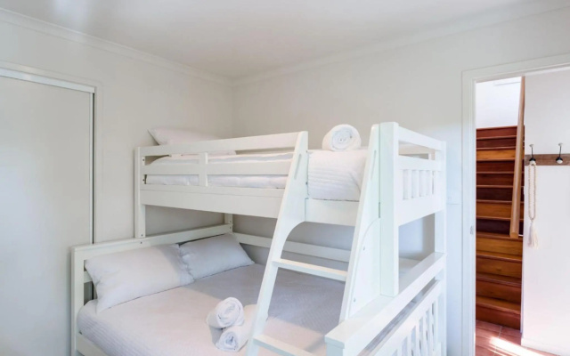 Seascape Cottage at Hyams 4pm Check Out Sundays – Guest Rooms – Hyams Beach