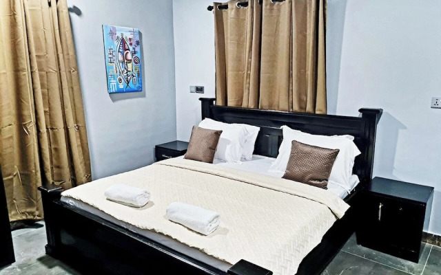 Modern Comfy & Quiet  Close to Highway