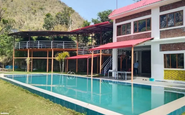 Buddy hikers wellness farmhouse