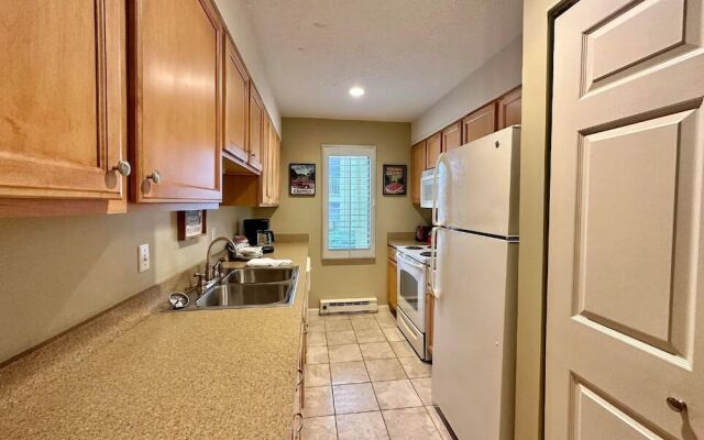 Charming 1BDR Condo w Golf Course View