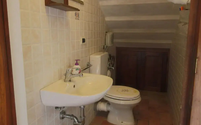 Idyllic Farmhouse With Bbq, Swimming Pool, Terrace, Garden