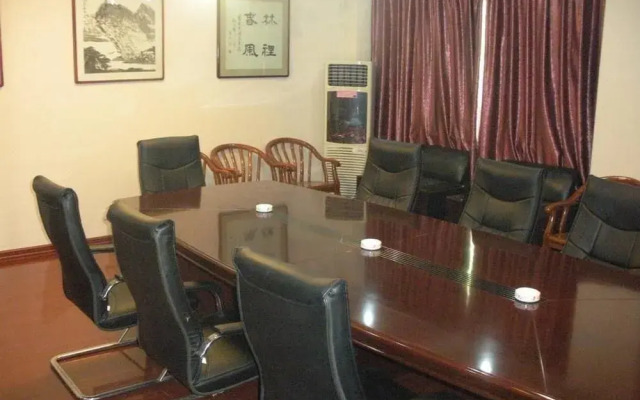 Homeinn Business Hotel (Jinan Red Star Macalline Lishan Road Subway Station)