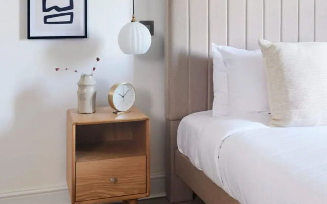 The St Johns Wood Sanctuary - Glamorous 2bdr Flat