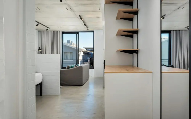 Secure Studio, Sea Point Gem Near Promenade!