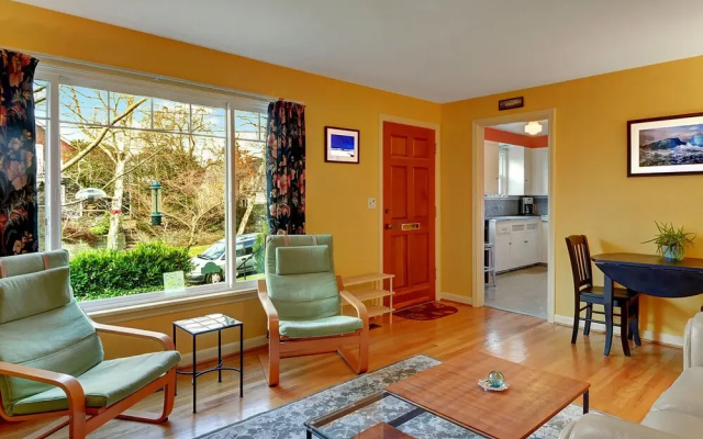 Husky Hideaway - Two Bedroom Home with Fireplace