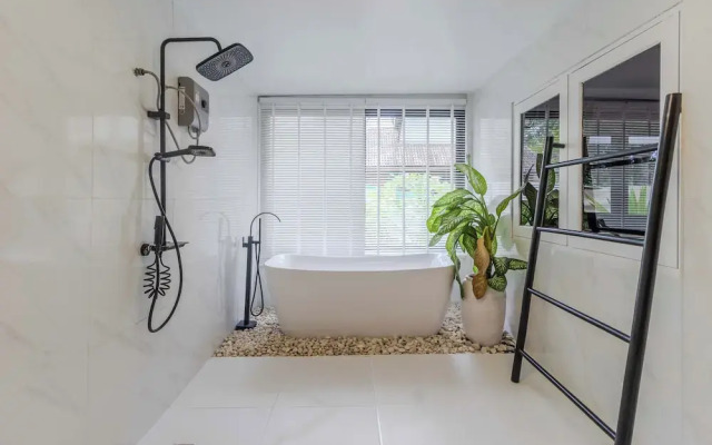 4Br Massive Property Huge Pool V244