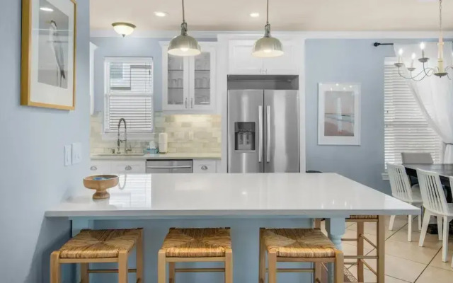 The Bluefin 6 Bedroom Home by RedAwning