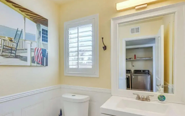 4BR Home w/ Private Pool, Patio & Grill