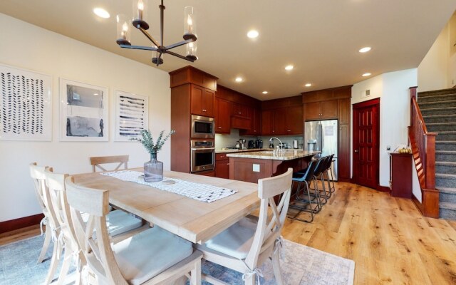 Timbers 15 Private Hot Tub, 2 Car Garage, Washer Dryer, Large Townhouse by RedAwning